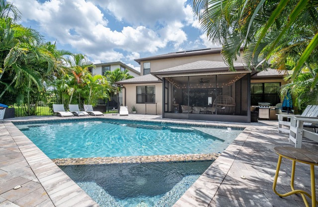 Family home/gated comm/mins from beach!