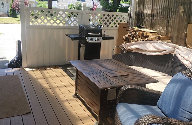Family home w firepit & propane table near booming downtown, skiing, & hiking.