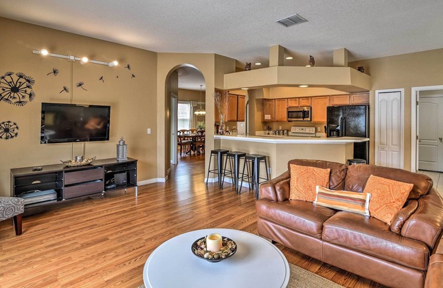 Family Home w/Pool & Patio -15 Mins to Disney