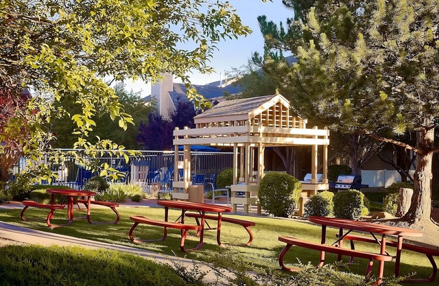 Family Hotel in Great Location with Free Breakfast, Pool, Tennis Court!