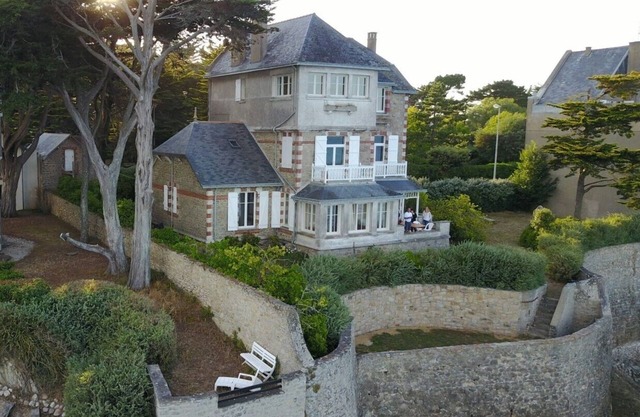 Family house 'feet in the water' in Le Pouliguen facing the bay of La