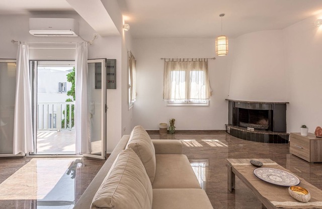 Family house, fully equipped, downtown in Adamas, 5 minutes walk to the port