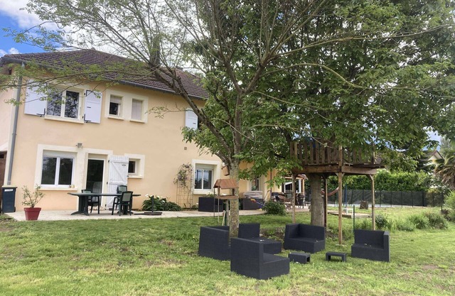 Family house sleeps 12 - 6 bedrooms - swimming pool - very large garden