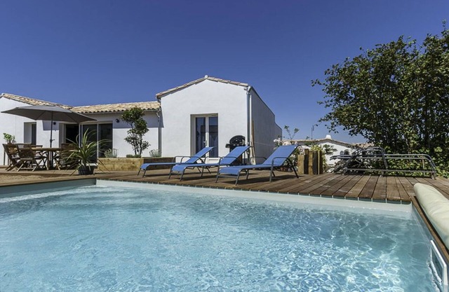 Family house with heated pool and terrace in La Flotte