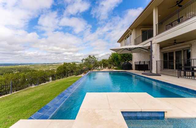 Family Oasis - Chef’s Kitchen, Game Room, Pool & Expansive Outdoor Living