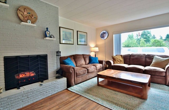 Family & Pet Friendly w/fire pit & close to town