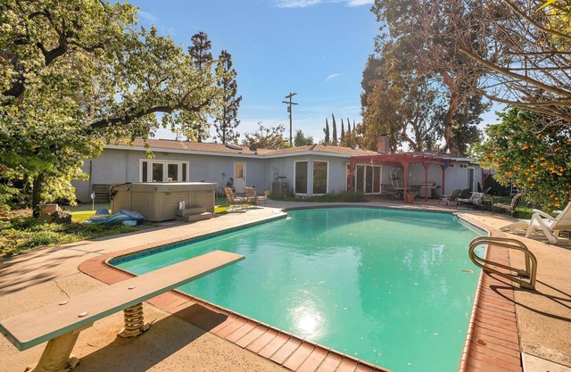 Family & Pet Friendly Oasis w/Large Pool, Premium Hot Tub, Putting Green, &More!