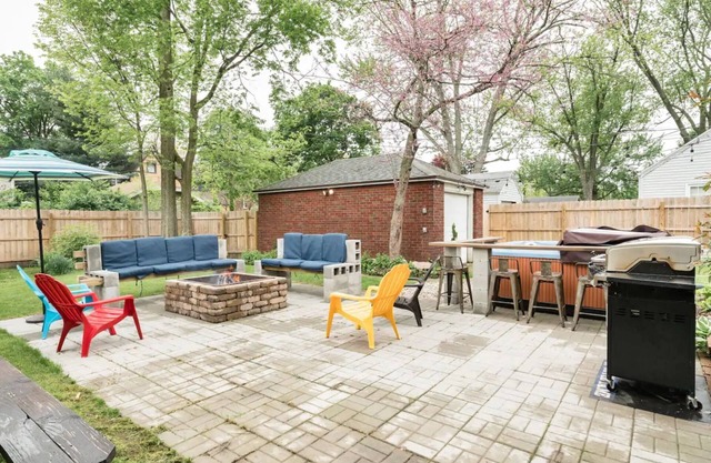Family Retreat: Hot Tub, Theater Room, 15 Min Walk to ND stadium, Sleeps 14+