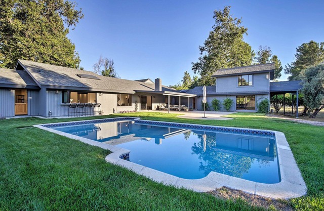 Family Retreat - Private Tennis Court & Game Room