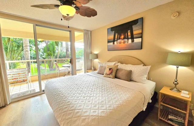 Family Retreat Resort Condo- Full Kitchen, AC, Laundry- Walk to Beach and Shops