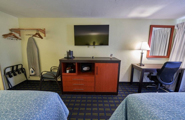 Family Retreat w/Heated Pools, Mini Golf & Free Continental Breakfast, 3 Rooms