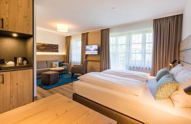 Family room 30 to 40 sqm, sep. Children's bedroom, fridge, shower, WC