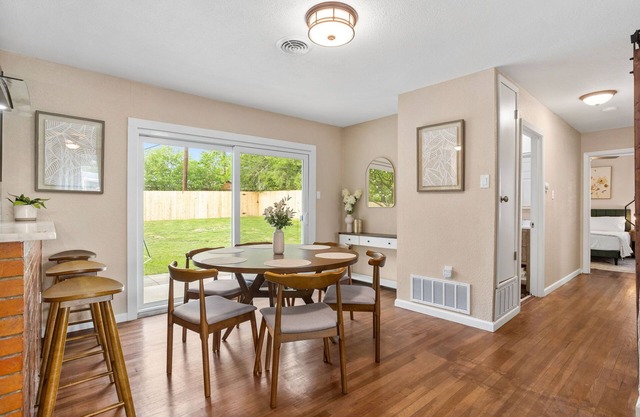 Family Vacation 3-bedroom home 6 min from Airport with WiFi, AC