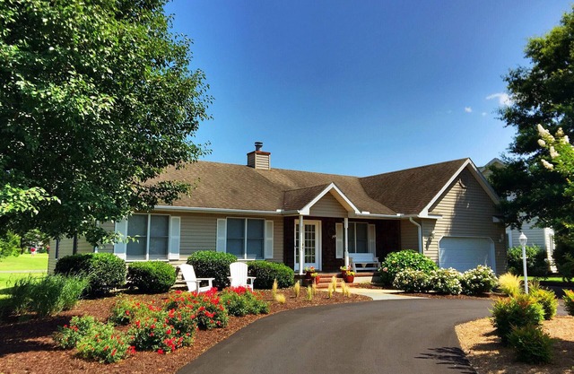 Family Vacation Package: 6 Resort Passes. 1.5 miles to Beach. Walk to Shopping.