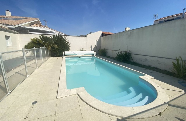 Family villa with heated private pool, 800m to beach, WiFi