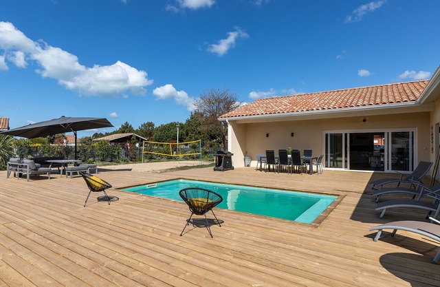 Family villa for 10 people with heated pool close to the ocean.
