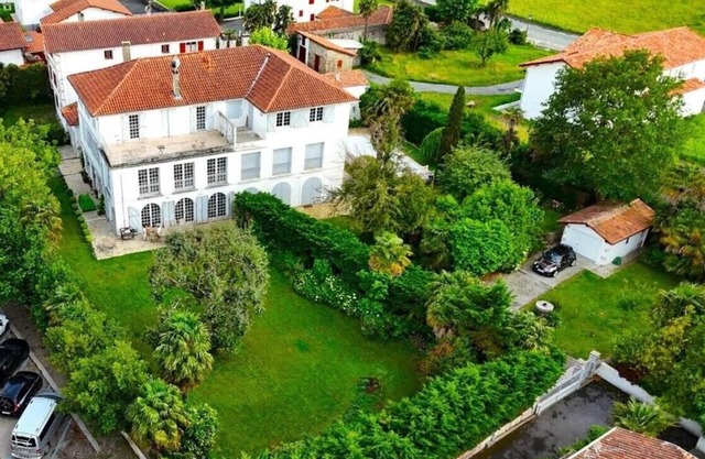 Family villa in the heart of the typical Basque village of Ascain, 10 min from the beach at St-Jean-de-Luz