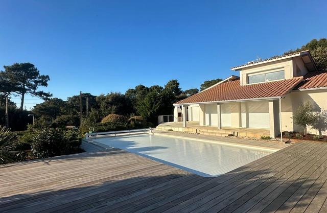 Family villa with pool, sea view at Le Pyla