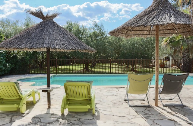 Family villa with 7 rooms, garden, and pool in Agones