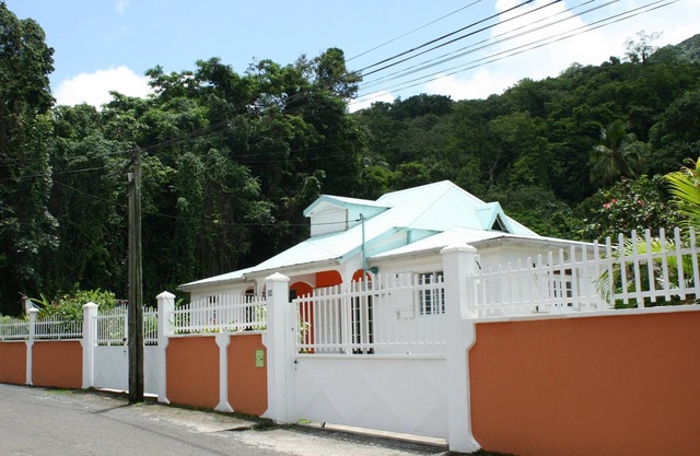 Family villa with Creole garden, river and tropical forest in Pointe Noire