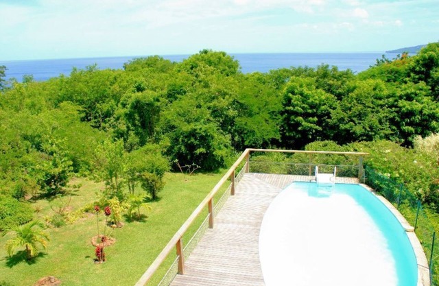 Family villa with swimming pool, green setting