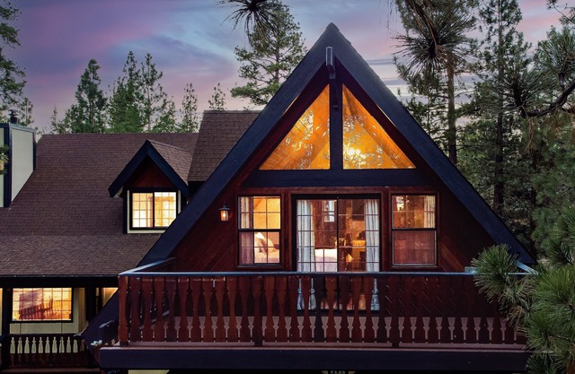 🐻FamilyCabin🍿TheaterRoom🎱GameRoom🔋EVCharger 🐶PetFriendly