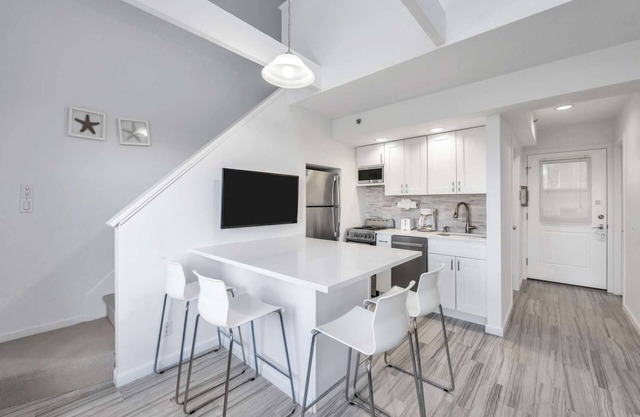 Fancy 1 BR with loft Apt w/2 BTHs w/balcony!
