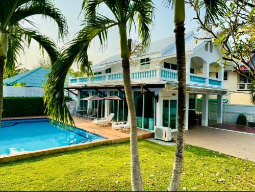 FANTA SEA - POOL VILLA short walk to BEACH - Up to 8 Guests