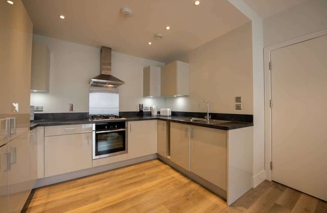 Fantastic 1 Bed Apartment in Crawley