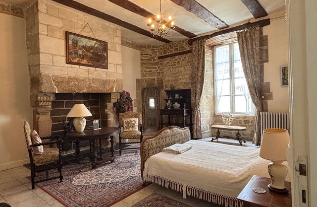 FANTASTIC 16th CENTURY MANOR - CENTRAL AND STEPS FROM SAINT GOUSTAN
