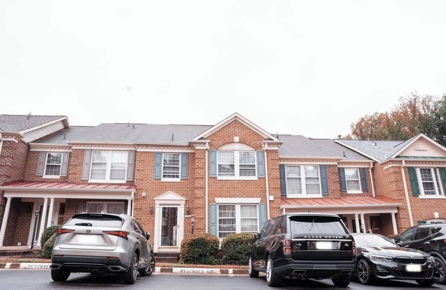 Fantastic 3-bedroom townhome with in Springfield