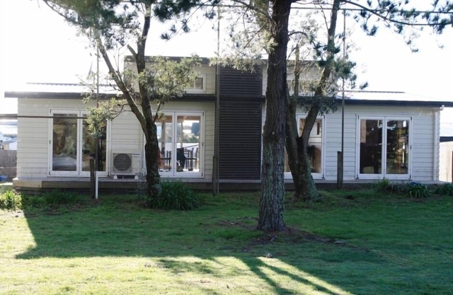 FANTASTIC BACH near Pauanui Beach