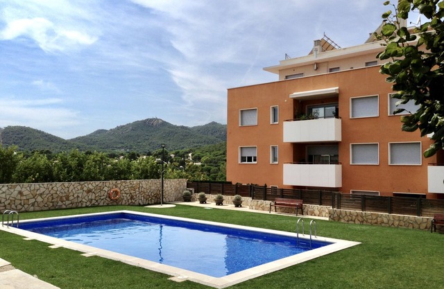 FANTASTIC APARTMENT, 5MINS FROM THE BEACH WITH SWIMMING POOL, PARKING & INTERNET