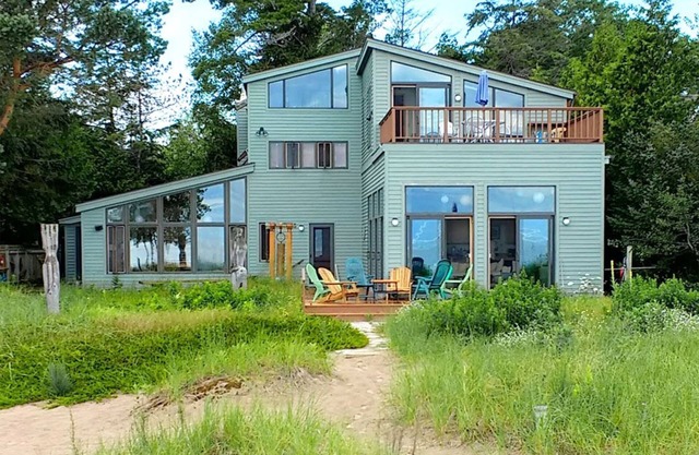 Fantastic Family Lake House on Sand Beach