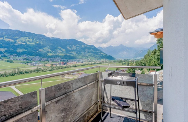 Fantastic group accommodation, 4km 2 the ski lift