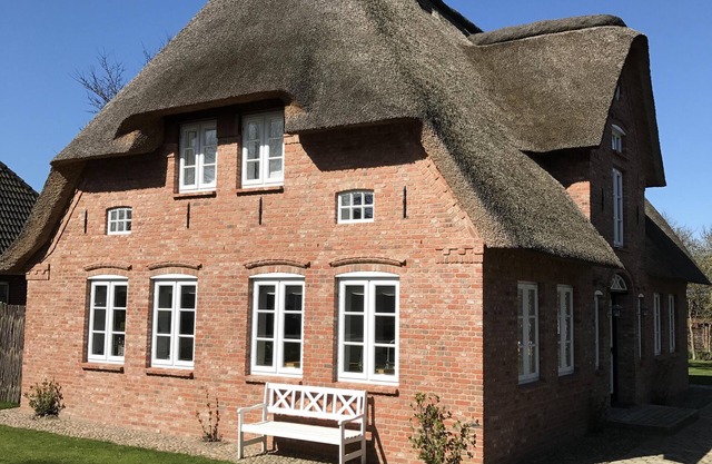 Fantastic holiday home with thatched roof on Föhr