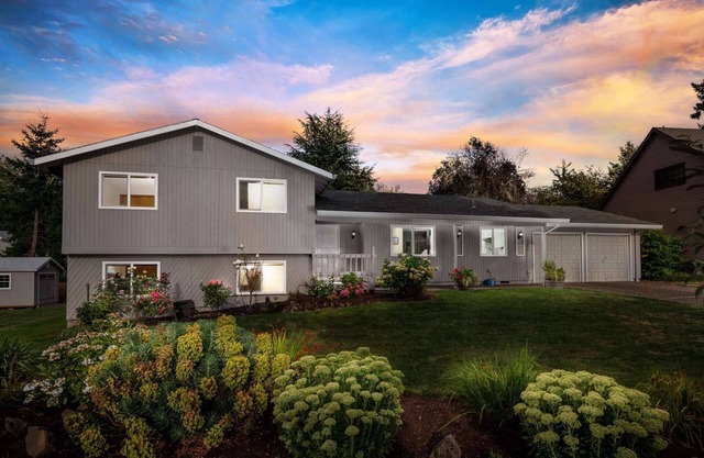 Fantastic Home in Cul-de-sac, Huge Yard, BBQ, New Kitchen, Ping Pong, 10 Miles to Downtown Portland