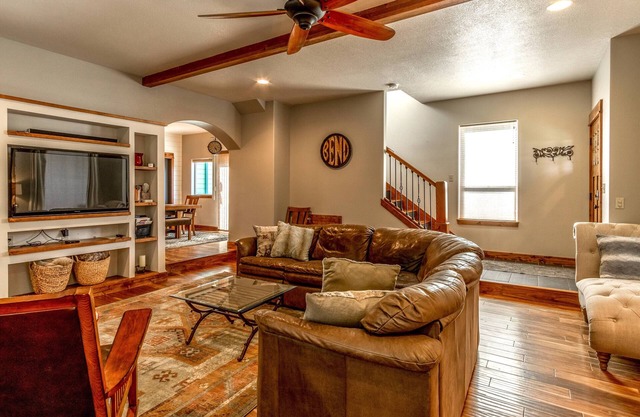Fantastic location, spacious and beautiful, perfect for groups, hot tub, dog ok