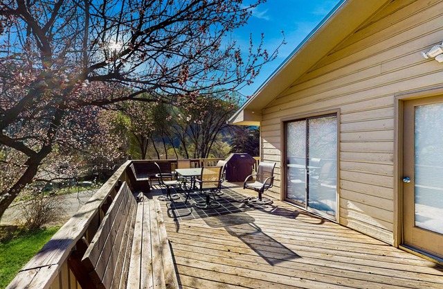 Fantastic mountain home with fast WiFi, deck, stunning views, grill & game room