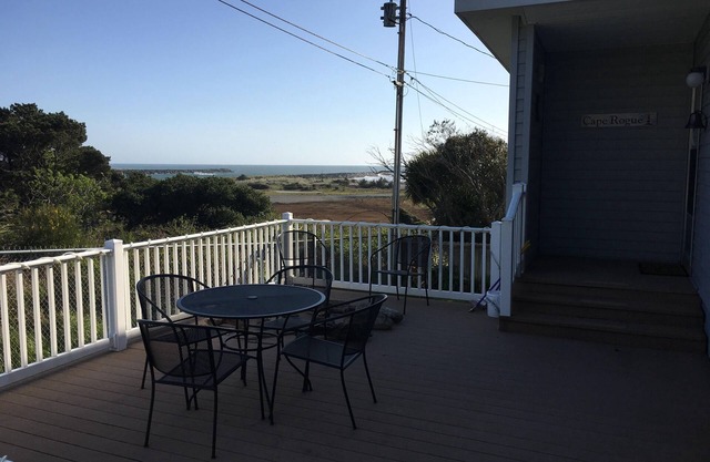 Fantastic nautical home with Rogue River and Pacific Ocean view and beach access