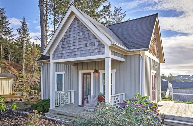 Fantastic Olivia Beach Cabin, Pet Friendly, Fireplace, Full Kitchen, Park, Hot Tub