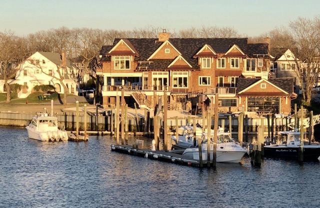 Fantastic Riverfront-bring your boat, jet ski and sunscreen!