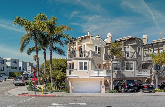 Fantastic townhome in Hermosa two blocks from the beach!