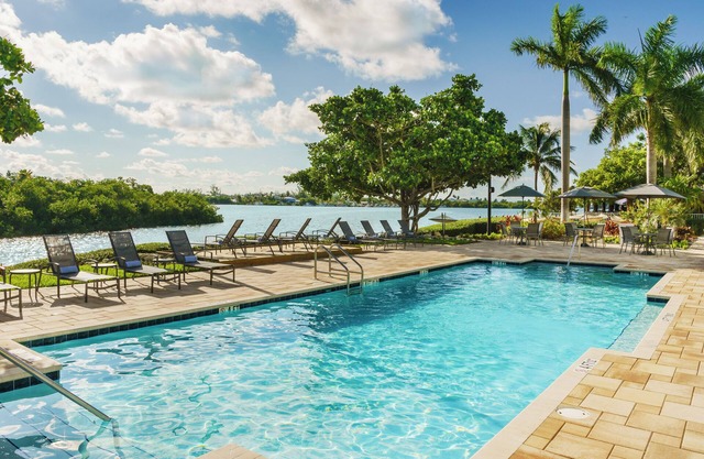 Fantastic View! Amazing Room, FREE Breakfast, Outdoor Pool, Private Parking