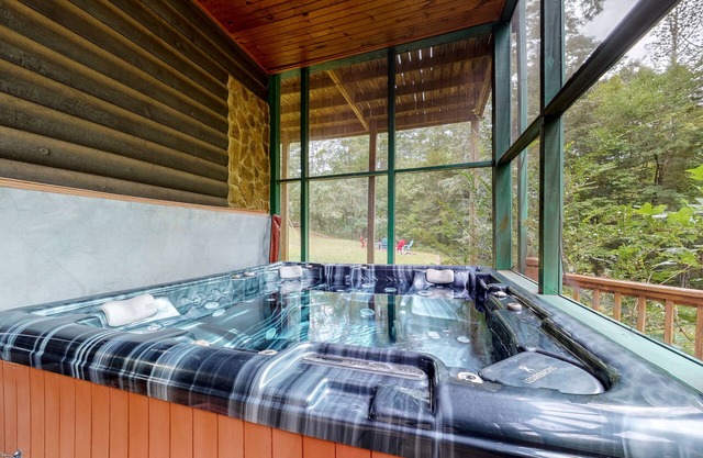 Fantastic waterfront cabin w/private hot tub, screened porch, & free WiFi