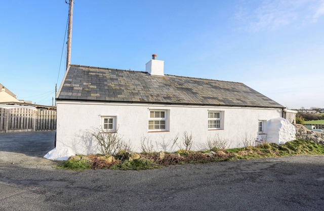 FARM COTTAGE, pet friendly, with a garden in Cemaes Bay