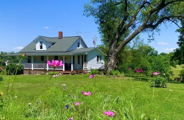 Farmhouse 80 Acres Rec Room Peddle Boat Lake Fishing Nature Trl 2 ml to Grafton
