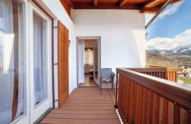 Farmhouse 'Fröhlichhof Apfelblüte' with Mountain View, Shared Pool and Wi-Fi