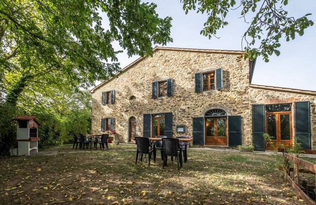 Farmhouse "Girasole" with Shared Pool, Private Garden & Wi-Fi