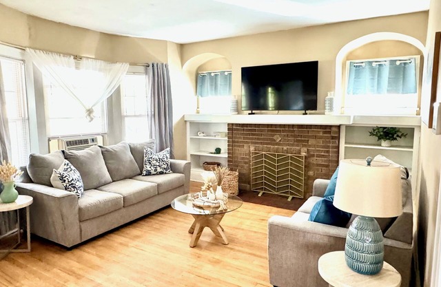 Farmhouse In The City CLE Clinic-Long Stays Welcome - 2bd/1bth WiFi, Full Kitch